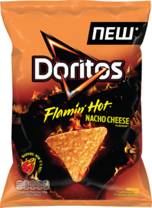 Doritos Flamin 'Hot nacho cheese chips er chips laget av nyristet mais og har en Nacho ostesmak som du liker, forsterket av brennende varme. Disse chipsene er ideelle som aperitiff ... Hver pakke inneholder 170 gr.