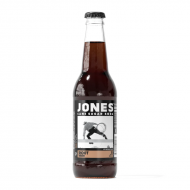 NYTT og EKSKLUSIVT for American Fizz; Jones Root Beer! I en verden i rask utvikling er det noen ganger de enkle tingene i livet som gir oss mest glede. Å dele en brus med en du er glad i, lese en god bok ved bålet eller lytte til favorittsangen din. Jones liker å tro at noen av de finere gledene i livet kommer fra de gammeldagse stiftene, akkurat slik du husker det fra da du var barn.