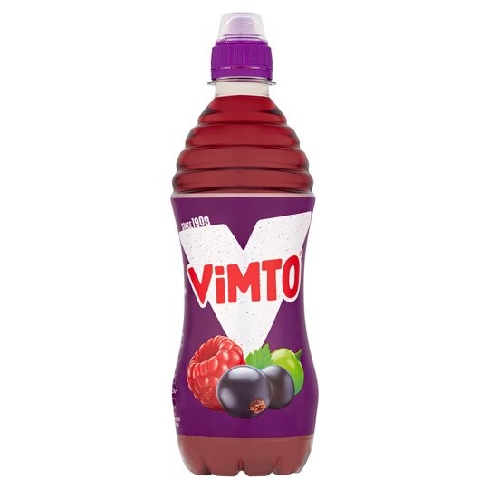 Blandet fruktjuicedrikk laget med den deilige hemmelige Vimto-smaken
